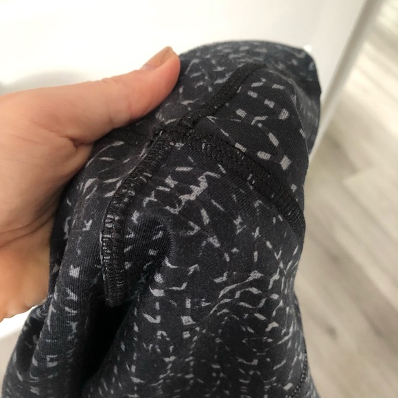 Cute keyhole detail Lululemon Crops - Picture 11 of 13